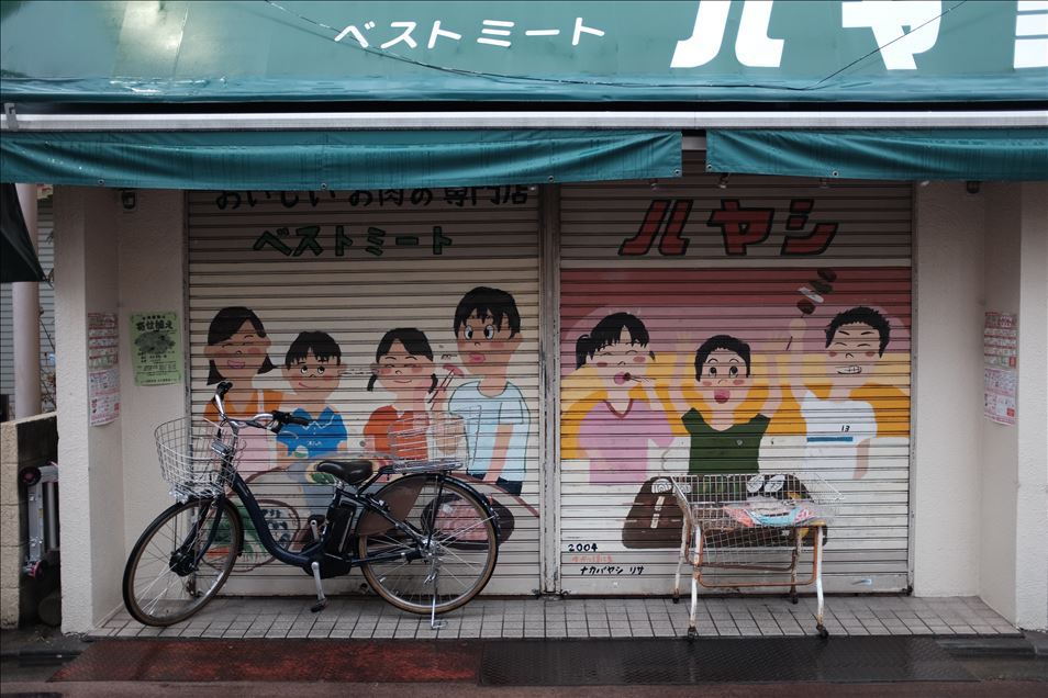 Красочные рольставни японских магазинов