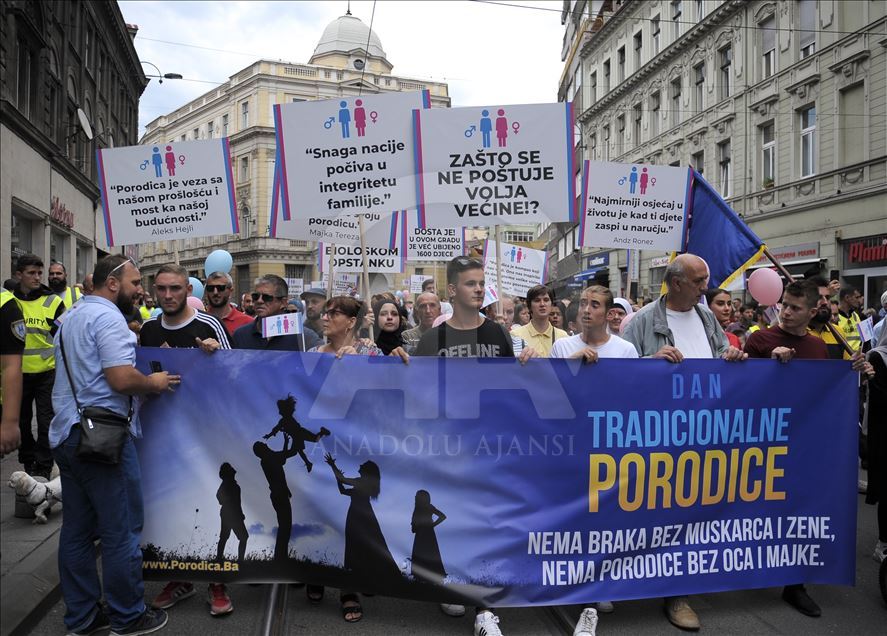 Sarajevo: Održana mirna šetnja “Dan tradicionalne porodice“