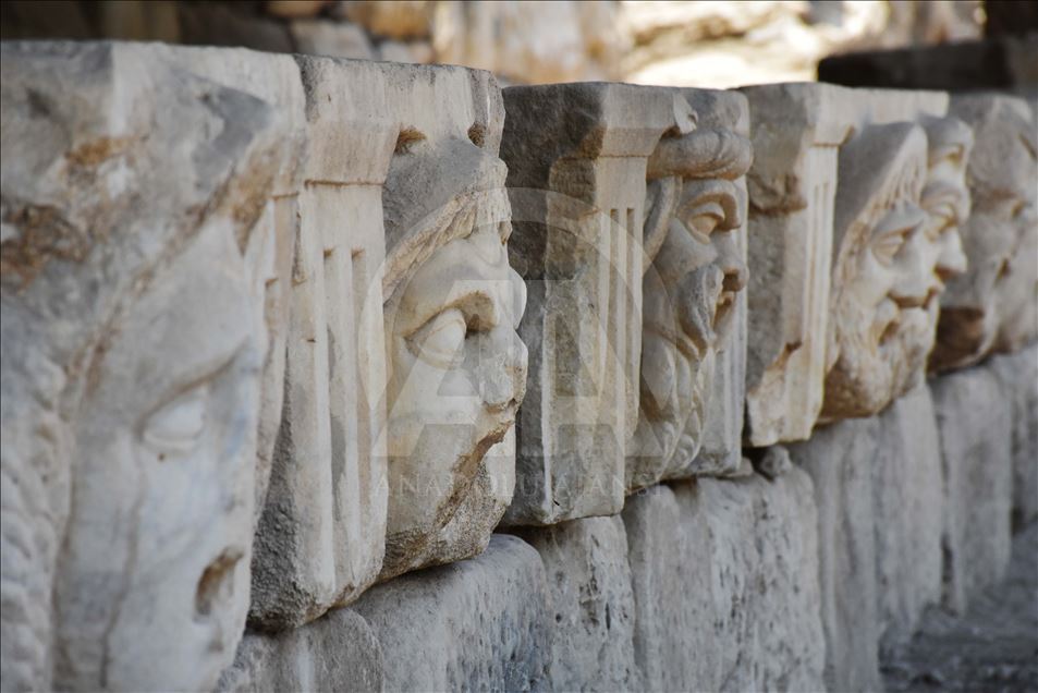 Археологи обнаружили в Турции 17 античных масок мифических божеств