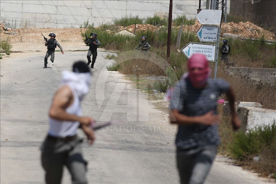 Filistinli gençler ile İsrail askerleri arasında arbede
