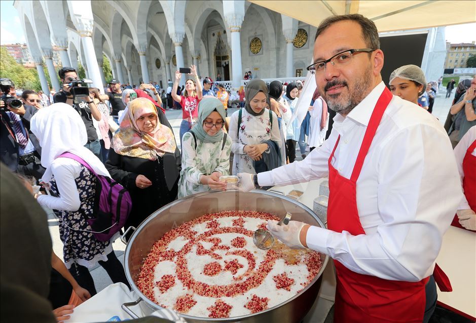 Bakan Kasapoğlu aşure dağıttı