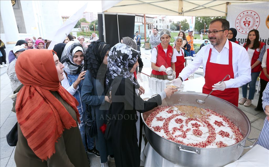 Bakan Kasapoğlu aşure dağıttı