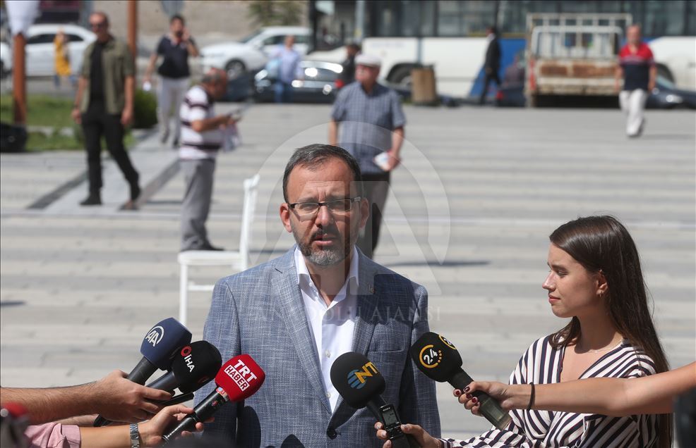 Bakan Kasapoğlu aşure dağıttı