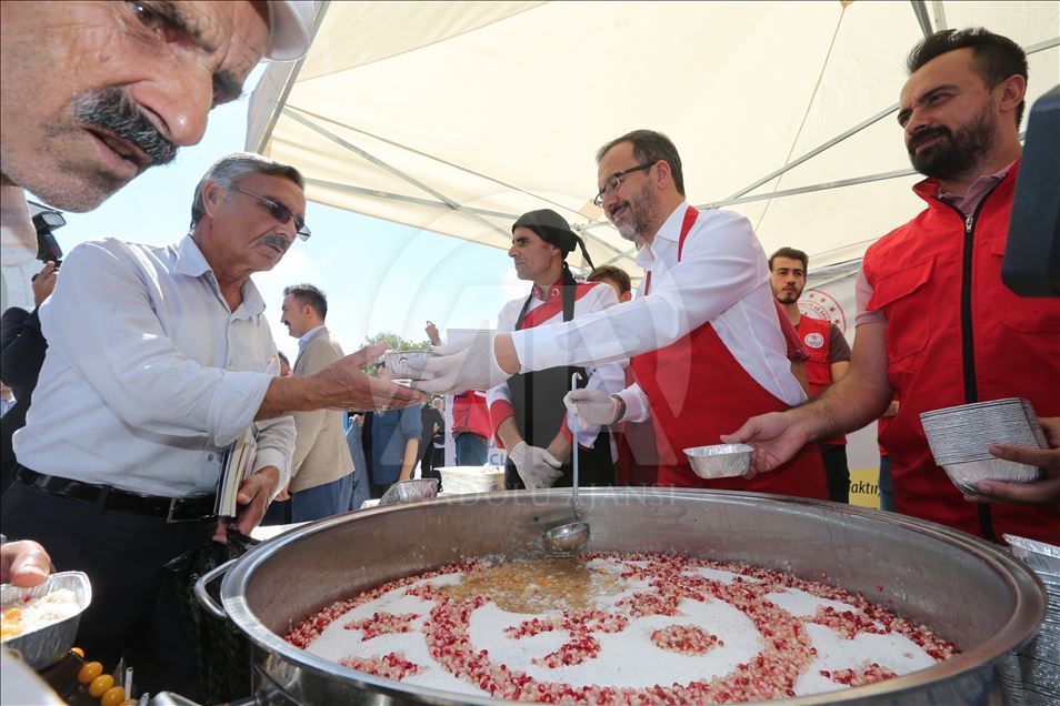 Bakan Kasapoğlu aşure dağıttı
