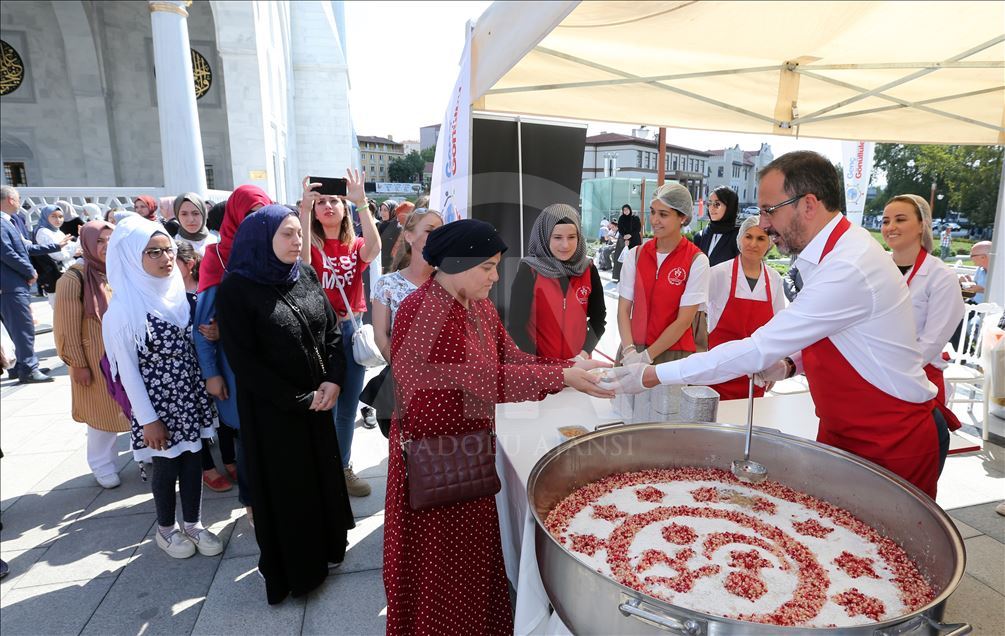 Bakan Kasapoğlu aşure dağıttı