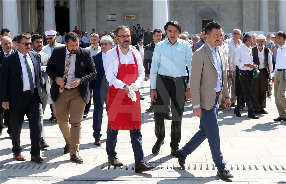 Bakan Kasapoğlu aşure dağıttı
