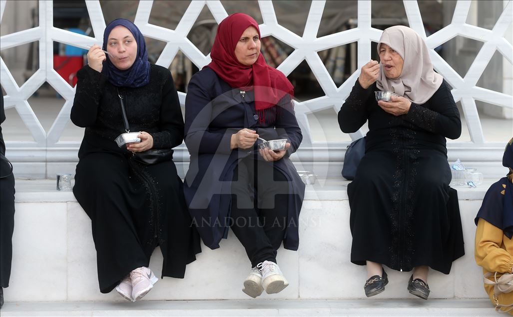 Bakan Kasapoğlu aşure dağıttı