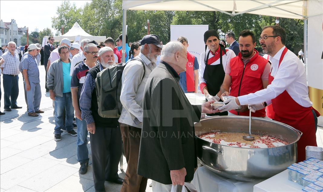 Bakan Kasapoğlu aşure dağıttı