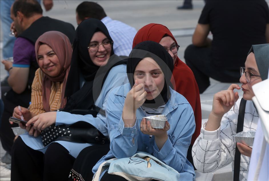 Bakan Kasapoğlu aşure dağıttı