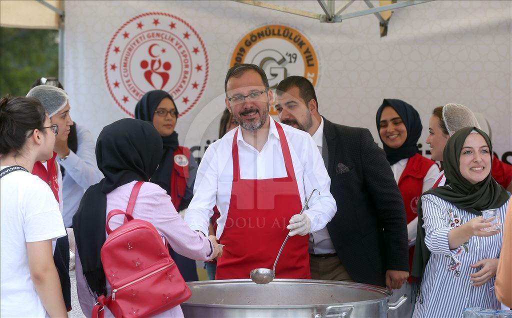 Bakan Kasapoğlu aşure dağıttı