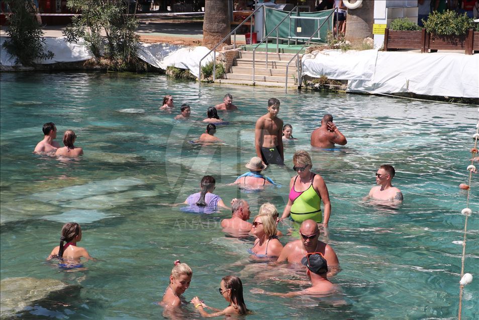 استقبال گردشگران از استخر باستانی آب‌گرم در دنیزلی ترکیه
