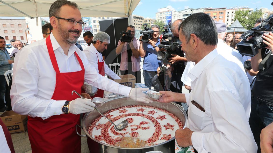 Bakan Kasapoğlu aşure dağıttı