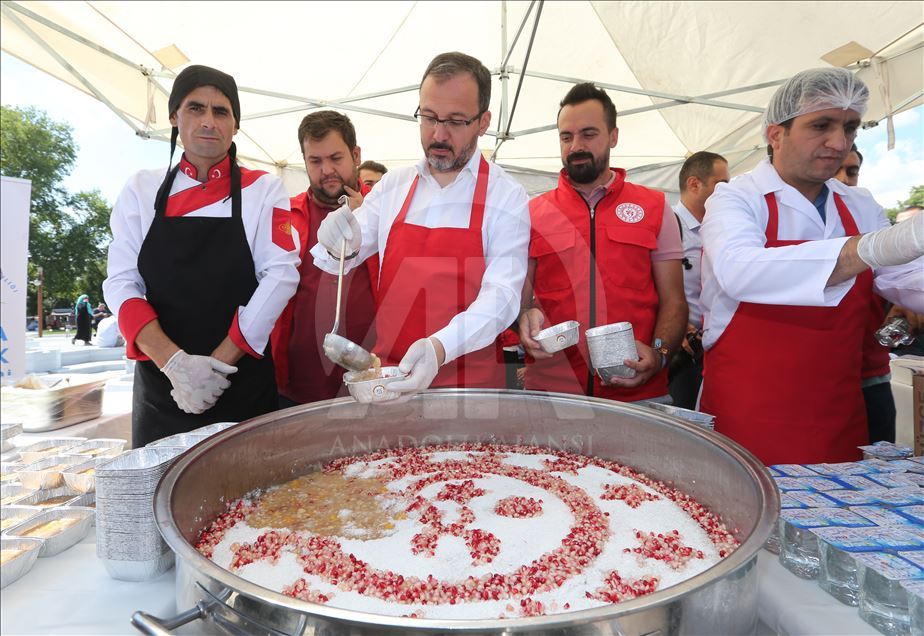 Bakan Kasapoğlu aşure dağıttı