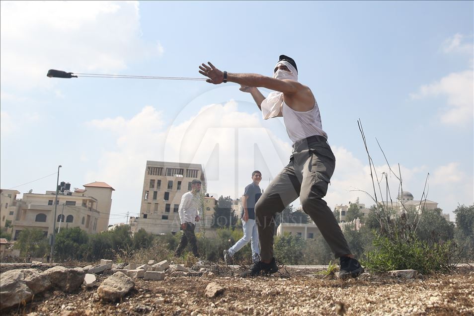 Filistinli gençler ile İsrail askerleri arasında arbede
