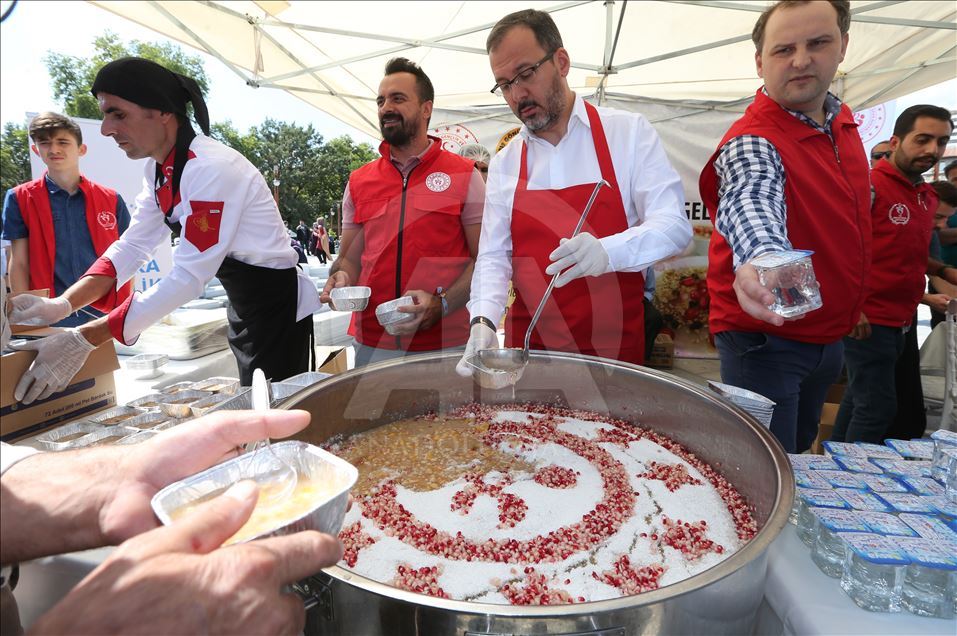 Bakan Kasapoğlu aşure dağıttı