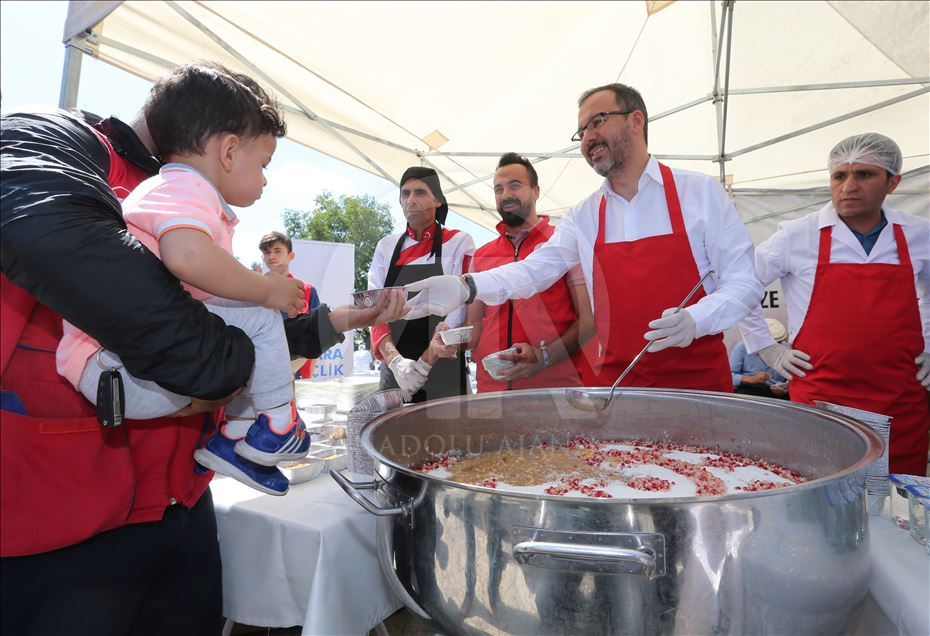 Bakan Kasapoğlu aşure dağıttı