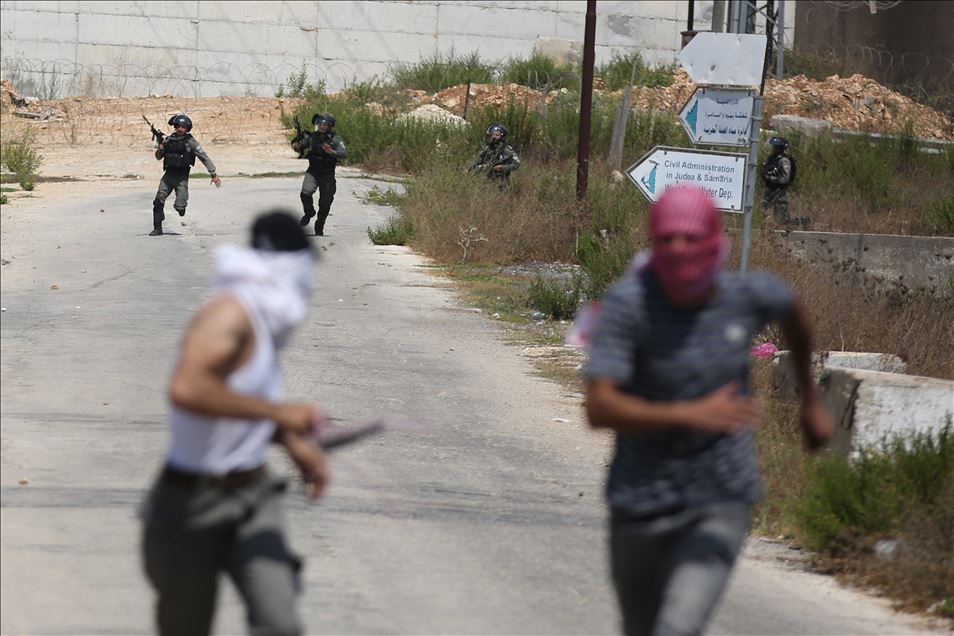 مواجهات بين عشرات الطلبة والجيش الإسرائيلي وسط الضفة
