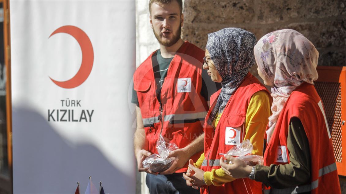 Tarihi Başçarşı'da aşure dağıtıldı