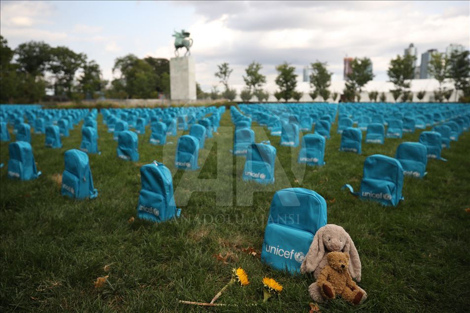 Varrezë e improvizuar me çanta shkolle për fëmijët e vdekur në luftëra
