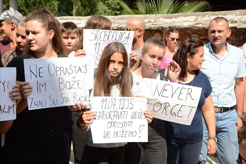 Srebrenitsa kurbanları için Mostar'da anma yürüyüşü