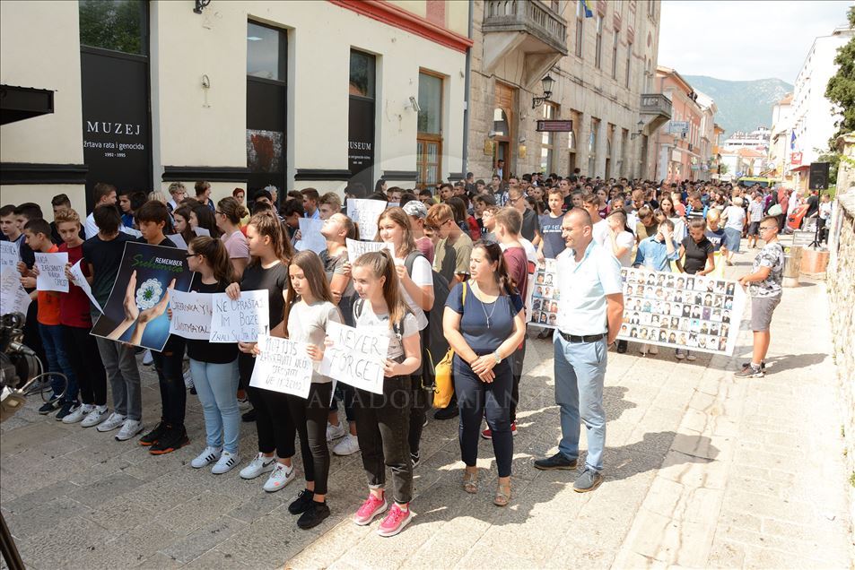 Srebrenitsa kurbanları için Mostar'da anma yürüyüşü