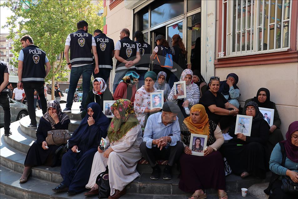 Diyarbakır annelerinin oturma eylemine katılım sürüyor
