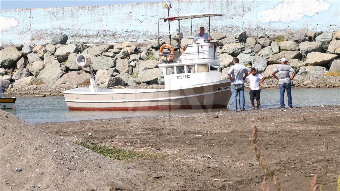 Barınağın ağzı kum dolunca balıkçılar denize açılamadı