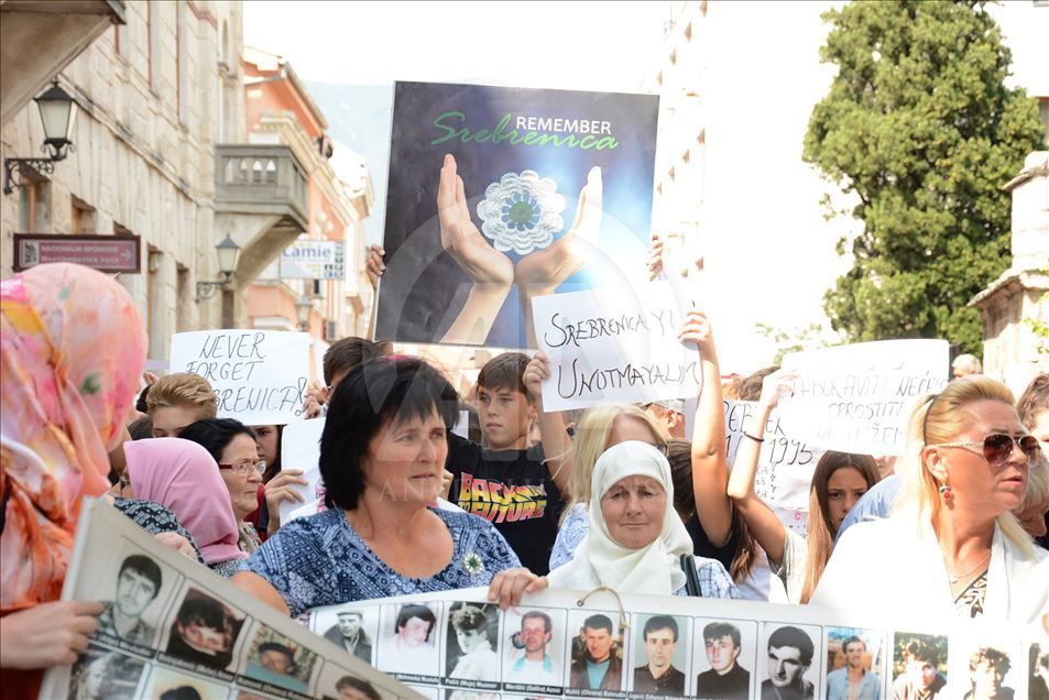 Srebrenitsa kurbanları için Mostar'da anma yürüyüşü