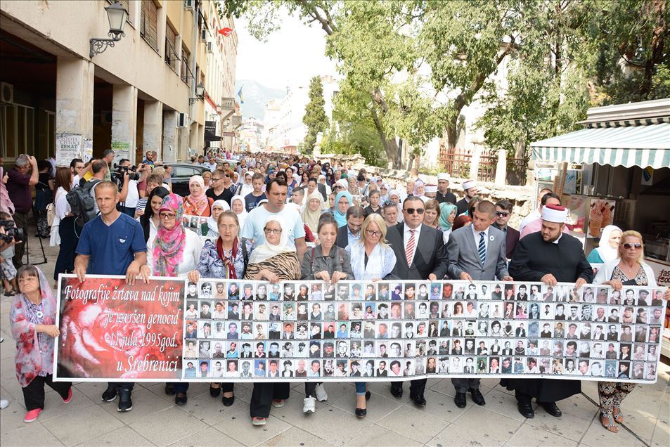 Srebrenitsa kurbanları için Mostar'da anma yürüyüşü