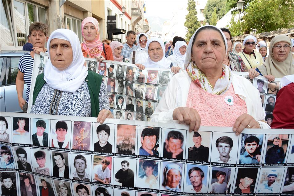 Srebrenitsa kurbanları için Mostar'da anma yürüyüşü