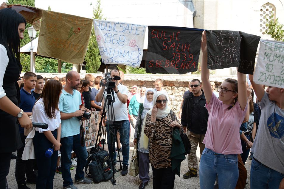 Srebrenitsa kurbanları için Mostar'da anma yürüyüşü