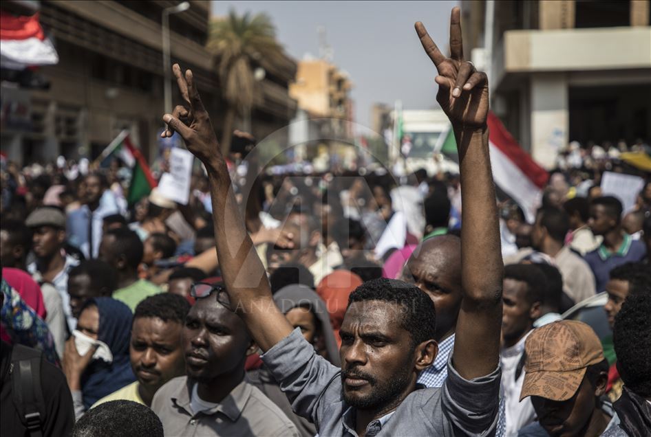 Sudan'da eski rejimin kamudan tamamen tasfiyesi talebiyle gösteri düzenlendi