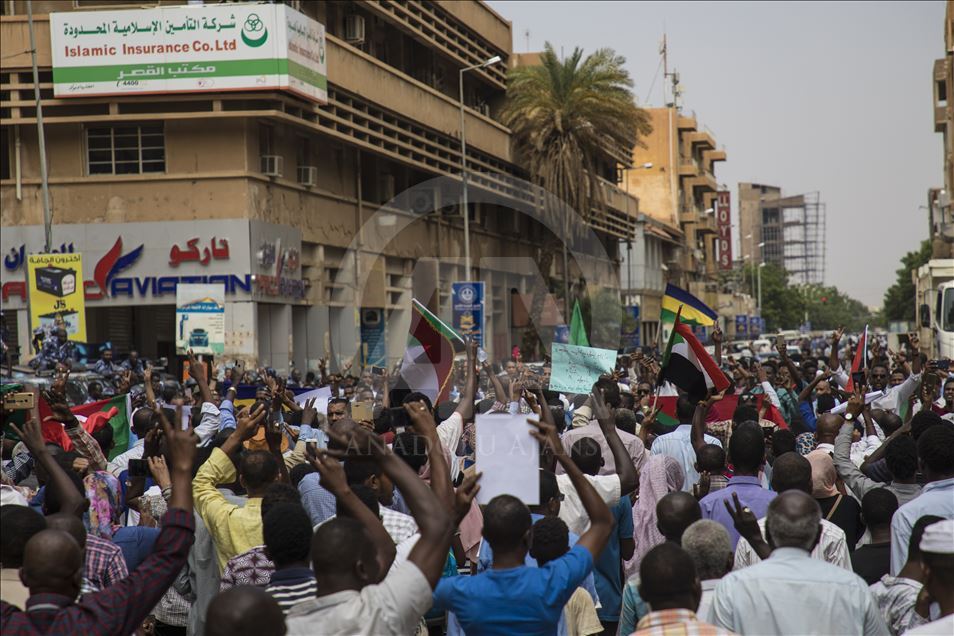 Sudan'da eski rejimin kamudan tamamen tasfiyesi talebiyle gösteri düzenlendi