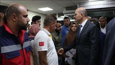 İçişleri Bakanı Soylu Diyarbakır'daki terör saldırısında yaralananları ziyaret etti
