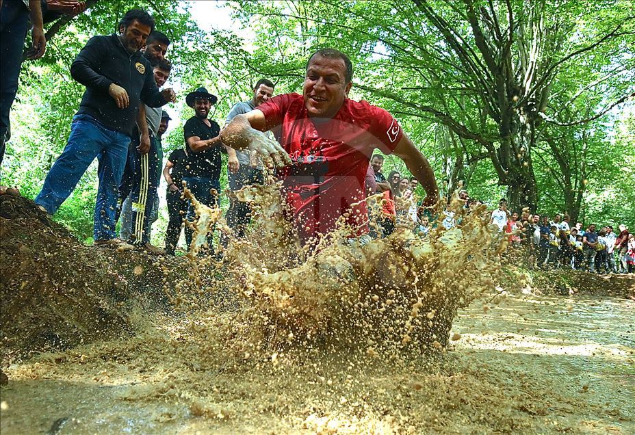 Off-road pilotları çamurda "araçsız" yarıştı