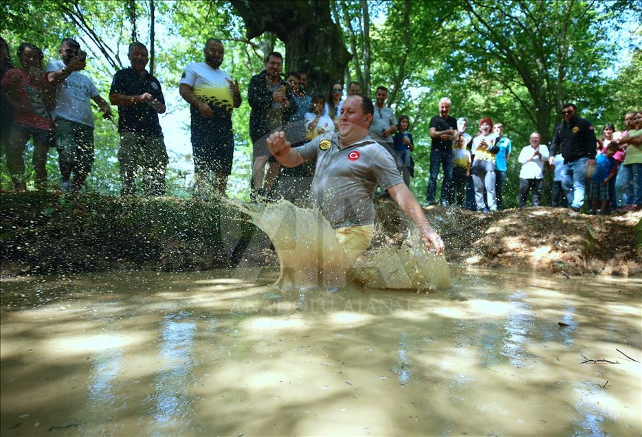 Off-road pilotları çamurda "araçsız" yarıştı
