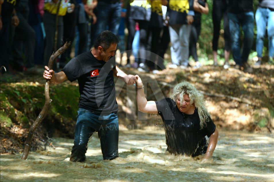Off-road pilotları çamurda "araçsız" yarıştı