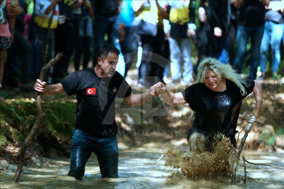 Off-road pilotları çamurda "araçsız" yarıştı