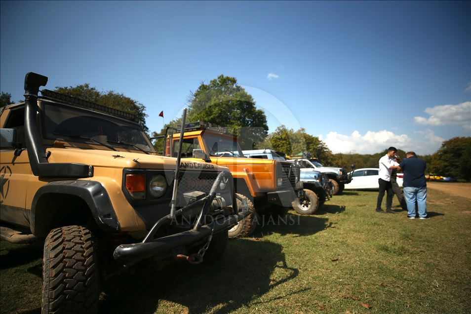 Off-road pilotları çamurda "araçsız" yarıştı