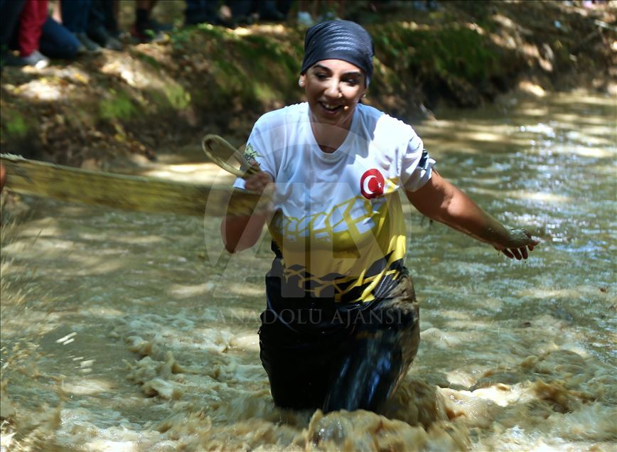 Off-road pilotları çamurda "araçsız" yarıştı