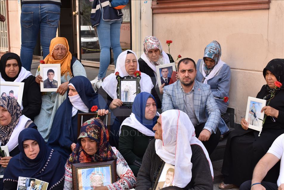 Diyarbakır annelerinin oturma eylemine destek ziyaretleri