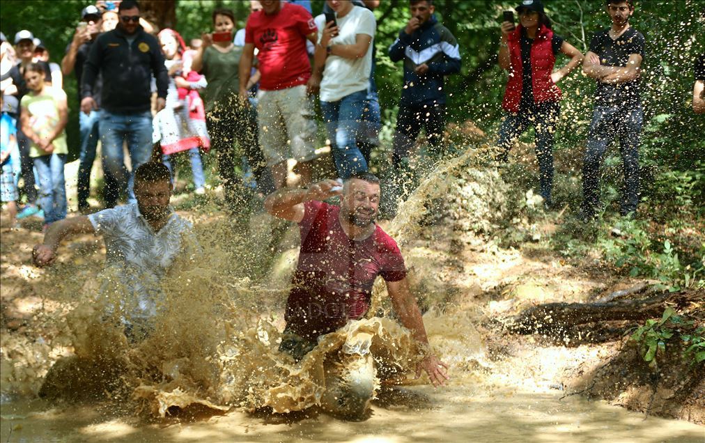 Off-road pilotları çamurda "araçsız" yarıştı