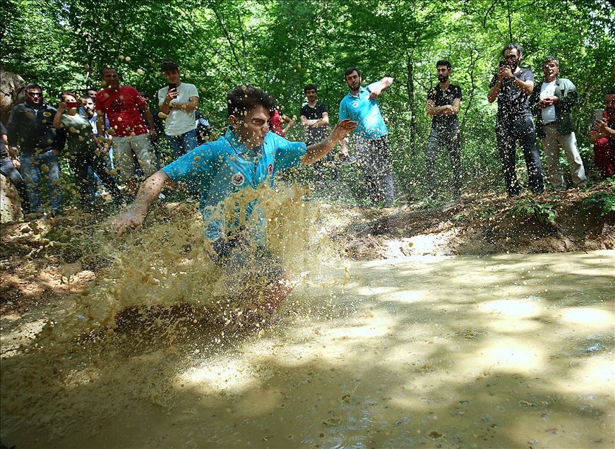 Off-road pilotları çamurda "araçsız" yarıştı