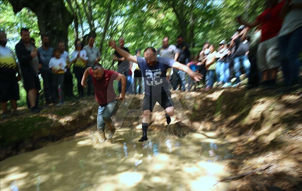 Off-road pilotları çamurda "araçsız" yarıştı