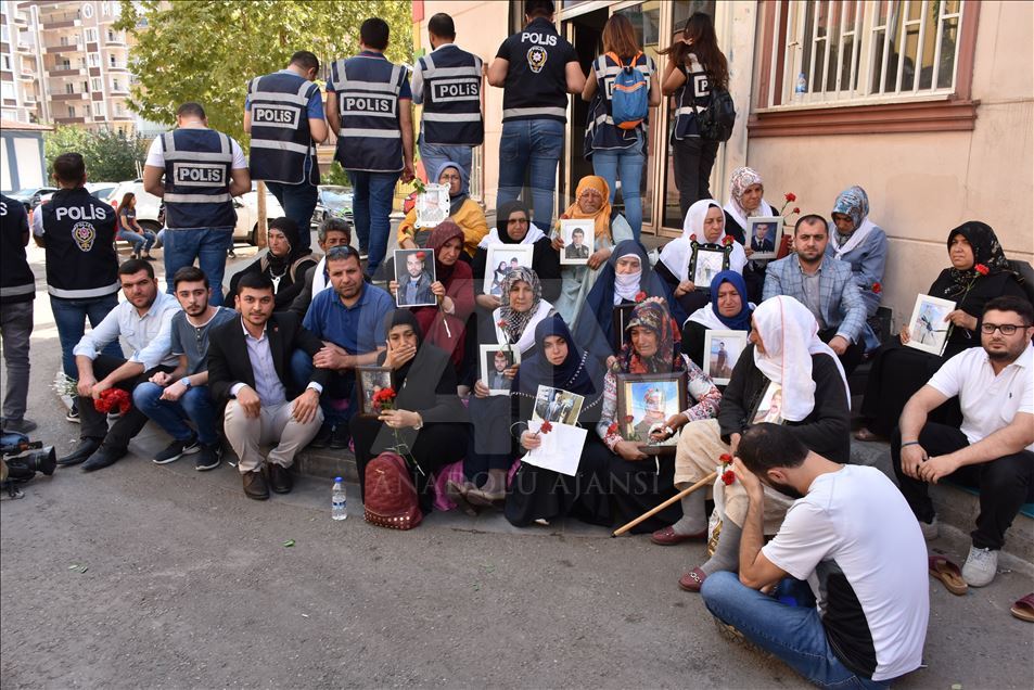 Diyarbakır annelerinin oturma eylemine destek ziyaretleri