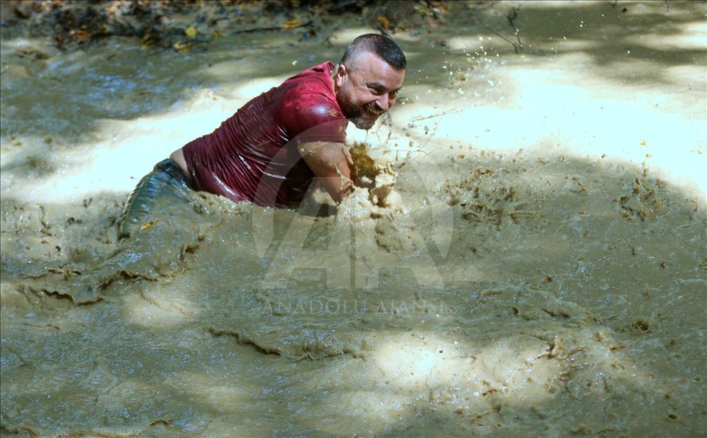 Off-road pilotları çamurda "araçsız" yarıştı
