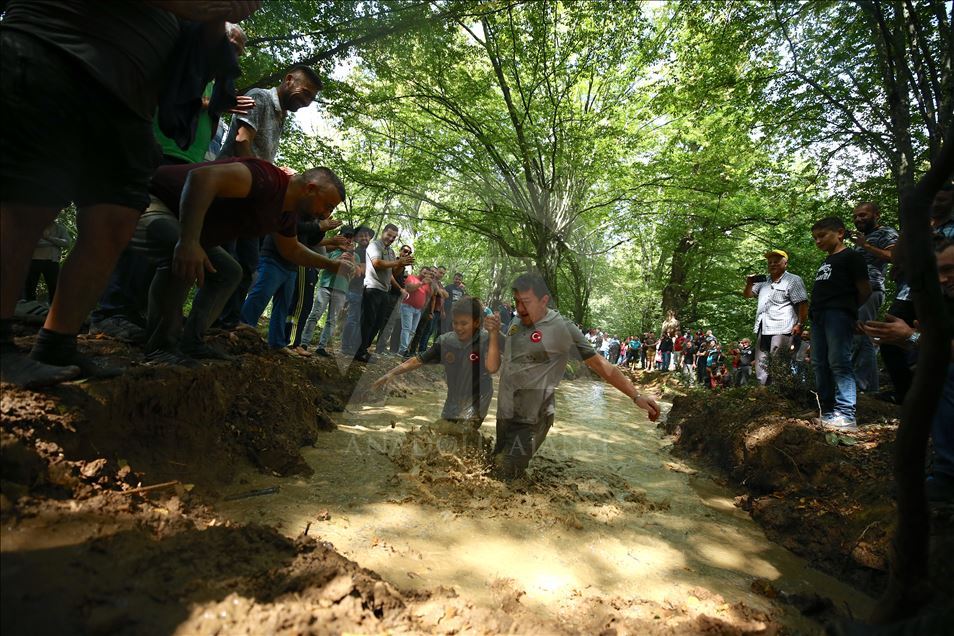 Off-road pilotları çamurda "araçsız" yarıştı