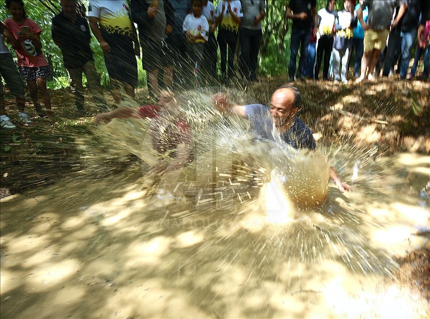 Off-road pilotları çamurda "araçsız" yarıştı