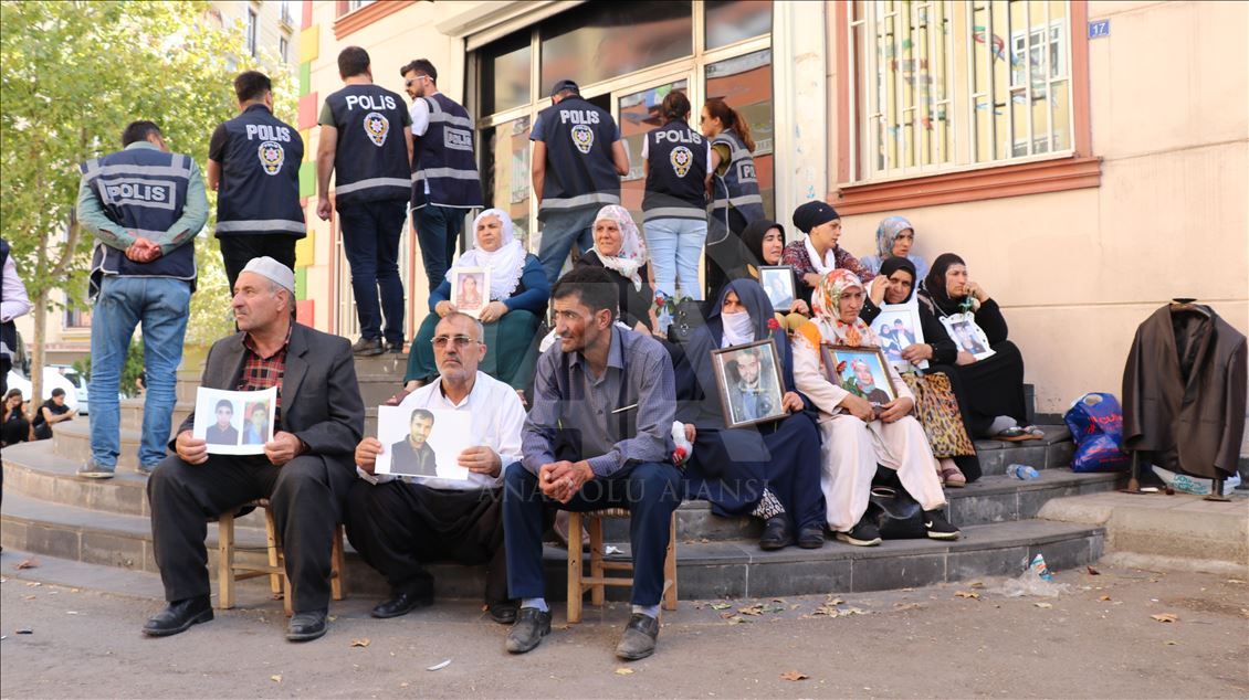 Terör örgütü PJAK'a katılan çocukları için "evlat nöbeti"ndeler