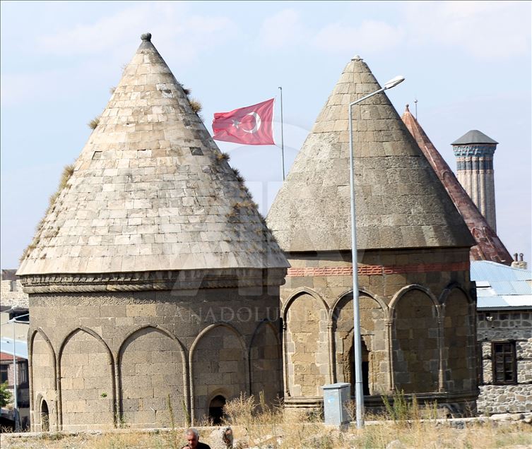Türk tarihinin paha biçilmez hazineleri: Kümbet ve türbeler
